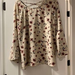 Medium bell sleeve floral top